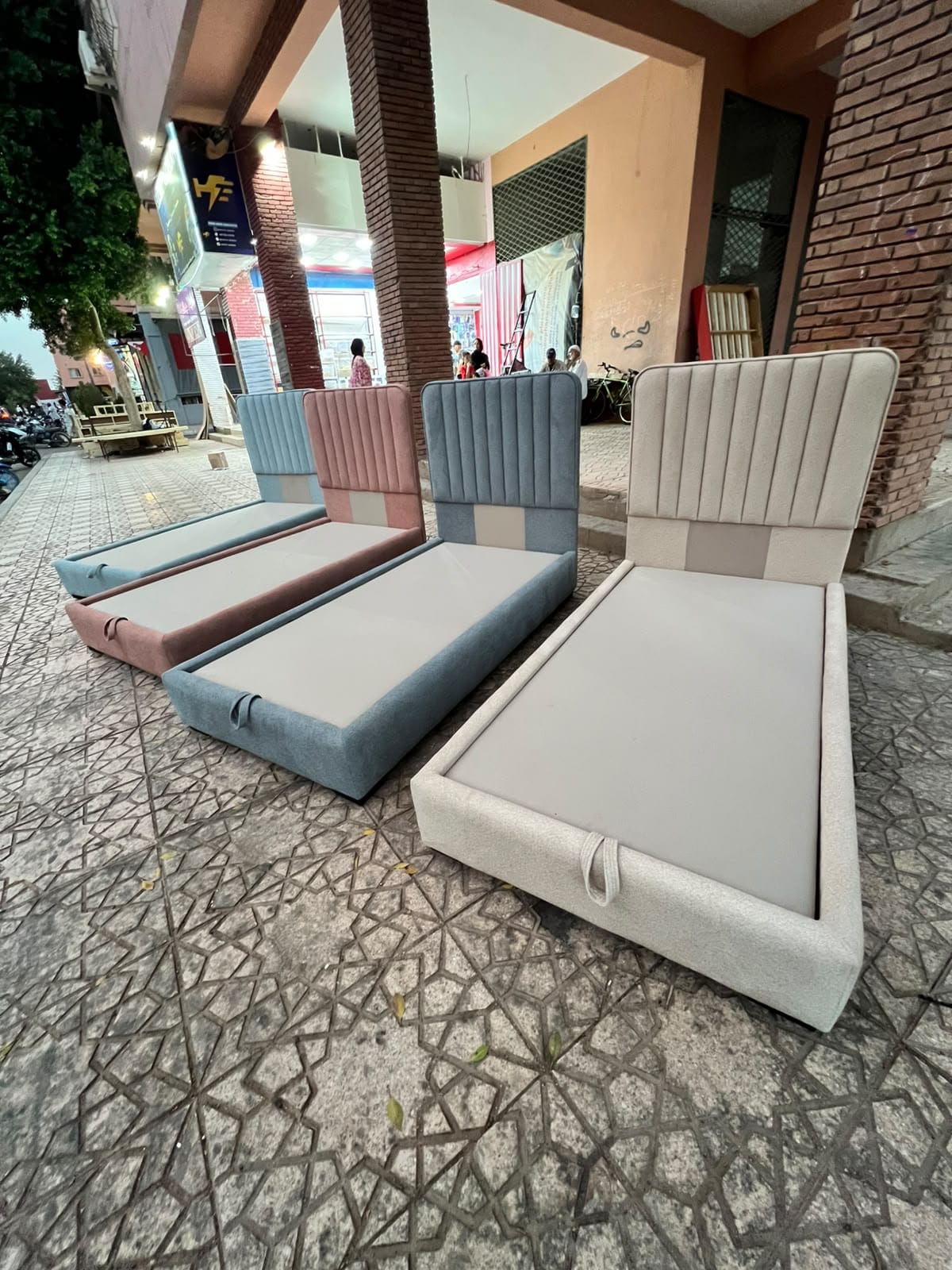 Têtes de lit tapissées de différentes couleurs