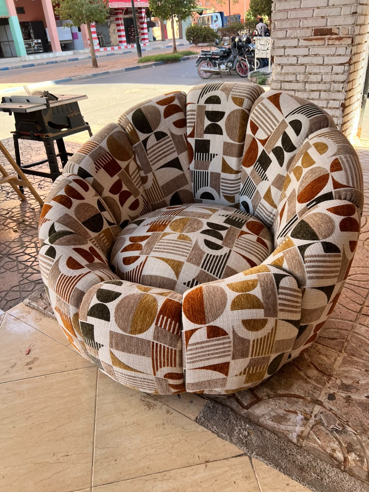 Fauteuil rond à motifs géométriques